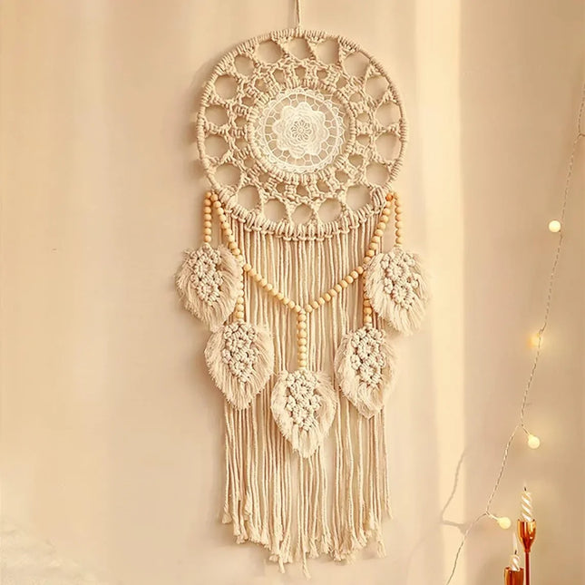 Attrape-rêve bohème en macramé tissé main au-dessus d'un lit