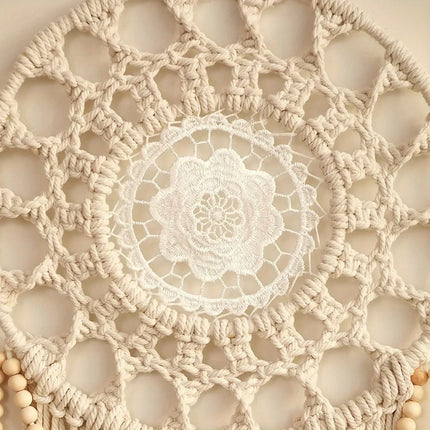 Détail du tissage main d'un attrape-rêve bohème en macramé