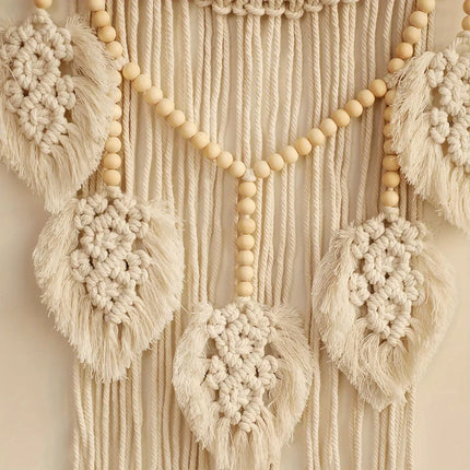Attrape-rêve en macramé de style ethnique décorant un salon