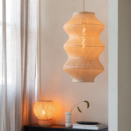 Détail du tressage artisanal en bambou naturel, motif croisé dense laissant filtrer la lumière.