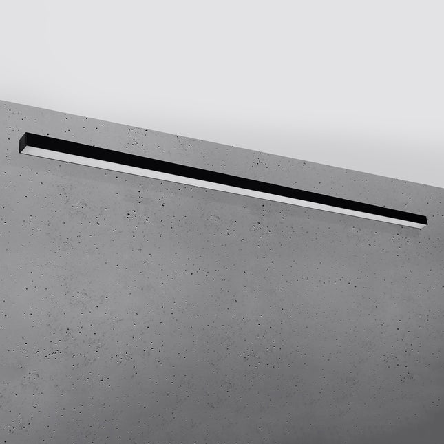 Applique Barre Moderne 200 cm en aluminium noir, longue barre linéaire à abat-jour opale, vue studio