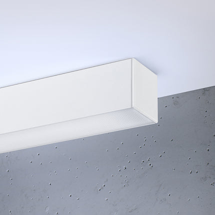 Plafonnier Barre Moderne 200 blanc vu en angle, profil fin en aluminium