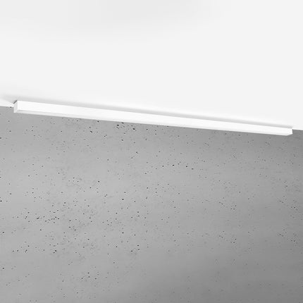 Plafonnier Barre Moderne 200 cm en aluminium blanc, longue barre linéaire à abat-jour opale, vue studio