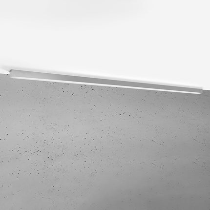 Plafonnier Barre Moderne 200 cm en aluminium gris, longue barre linéaire à abat-jour opale, vue studio