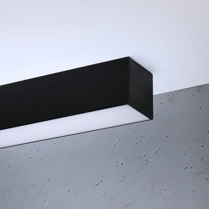 Plafonnier Barre Moderne 200 noir vu en angle, profil fin en aluminium