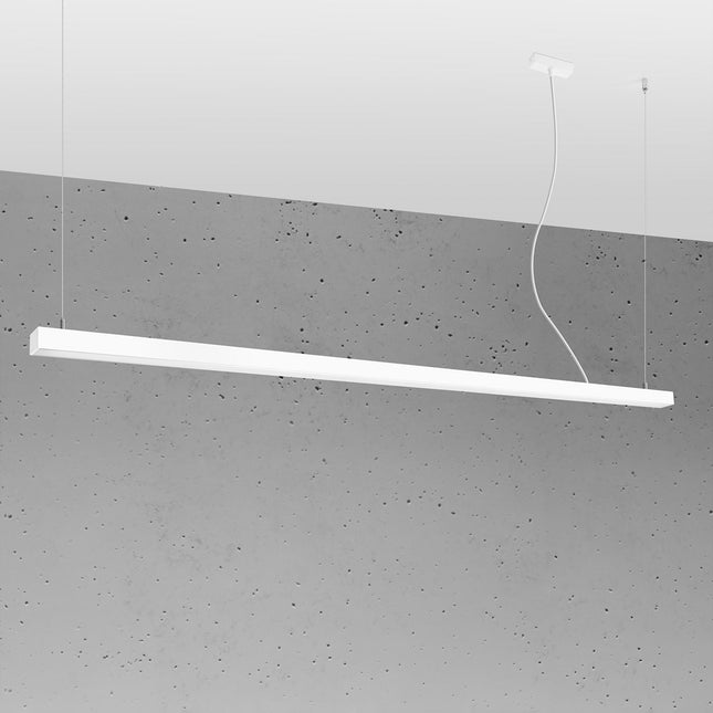 Suspension Barre Moderne 200 cm en aluminium blanc, longue barre linéaire à abat-jour opale, vue studio