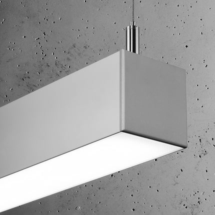Détail de l'about et de la face diffusante opale de la Suspension Barre Moderne 200 grise