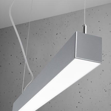 Suspension Barre Moderne 200 grise vue de profil, suspendue par câbles