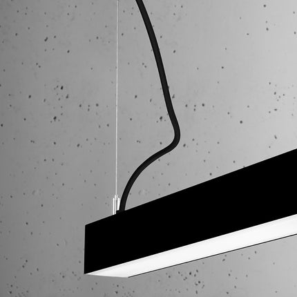 Détail de la fixation et du câble d'alimentation de la Suspension Barre Moderne 200 noire