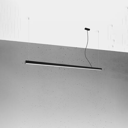Suspension Barre Moderne 200 cm en aluminium noir, longue barre linéaire à abat-jour opale, vue studio