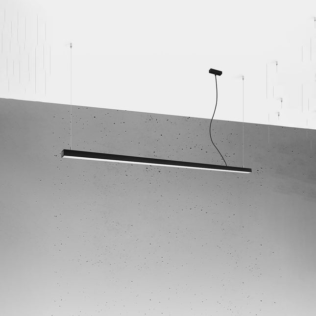 Suspension Barre Moderne 200 cm en aluminium noir, longue barre linéaire à abat-jour opale, vue studio