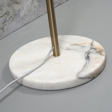 Base en marbre blanc veiné et tige en métal doré du lampadaire Toulouse, finition raffinée