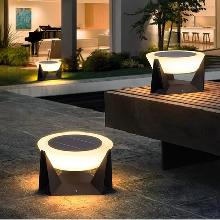 Deux bornes solaires éclairant une allée et un banc de jardin au crépuscule