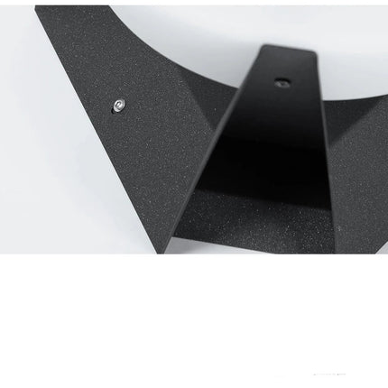 Détail de la structure en aluminium noir de la base et de sa vis de fixation