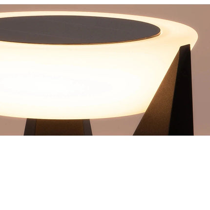Gros plan du diffuseur blanc et du panneau solaire d'une borne d'extérieur en aluminium