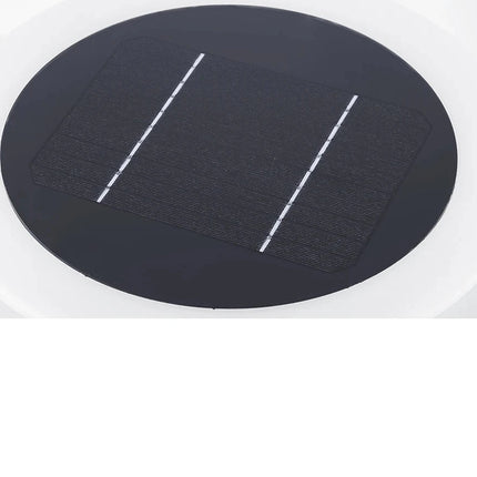 Détail du panneau solaire circulaire intégré sur le dessus de la borne d'extérieur