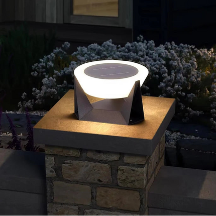Borne solaire LED sur un pilier en pierre avec diffuseur blanc et panneau solaire visible