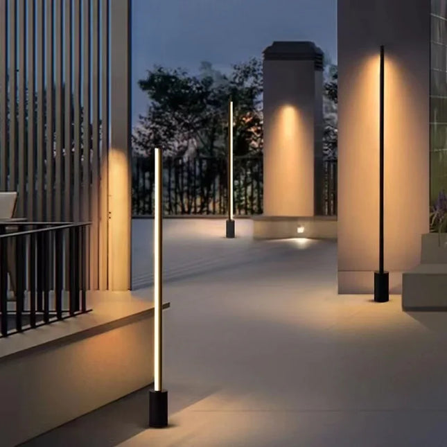 Bornes extérieures LED noires sur une terrasse contemporaine au crepuscule