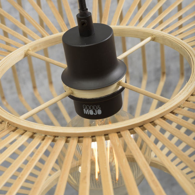 Vue rapprochée de la douille noire et de l'ampoule au coeur de l'abat-jour en bambou tressé