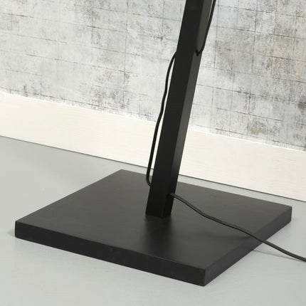 Socle carré en métal noir stable du lampadaire Bromo posé au sol