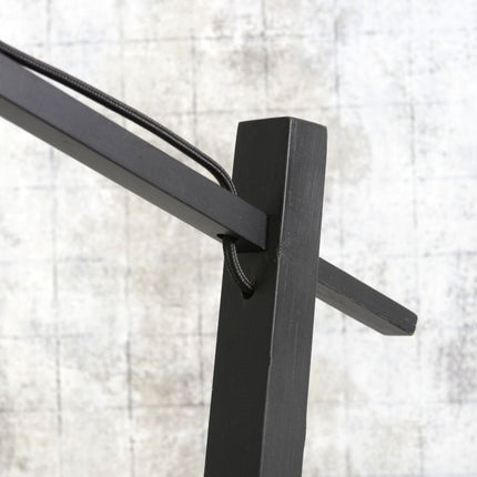 Détail de la fixation du bras incliné sur la structure en métal noir du lampadaire