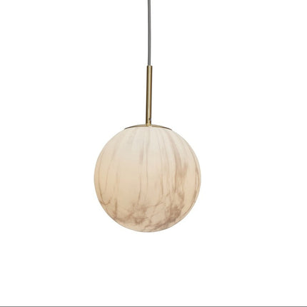Suspension Carrara globe en verre effet marbre et laiton doré, photo packshot sur fond blanc