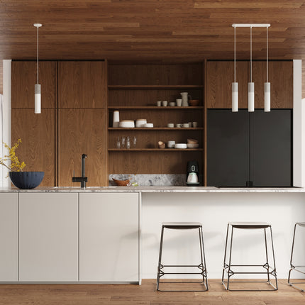 Suspension Colonne 3P blanche installée dans une cuisine en bois avec façades noires