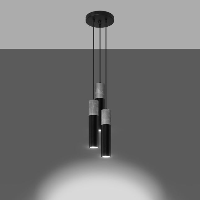 Suspension Colonne 3P noire allumée, lumière diffusée par les trois tubes en béton et acier