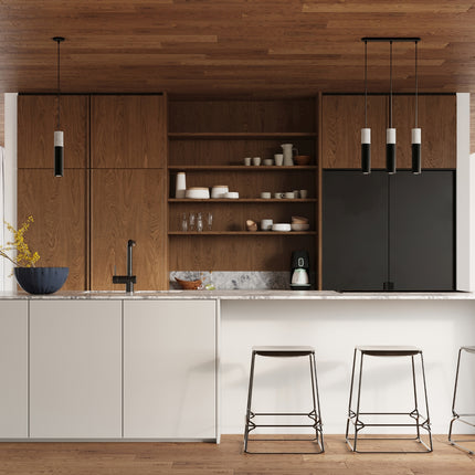 Suspension Colonne 3P noire installée dans une cuisine en bois avec façades noires
