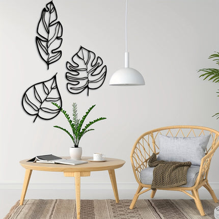 Feuilles murales en métal noir dans un salon scandinave avec table basse et fauteuil en rotin