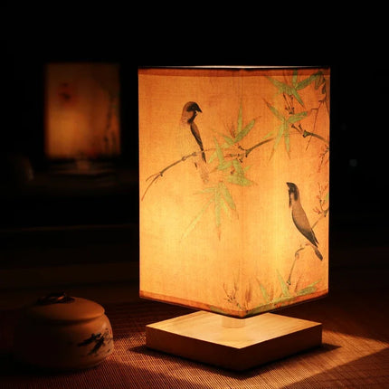Lampe style chinois en bois finement travaillé illuminant élégamment l'espace.