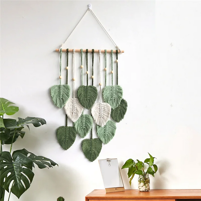 Décoration murale feuilles en macramé bohème dans un salon apaisant