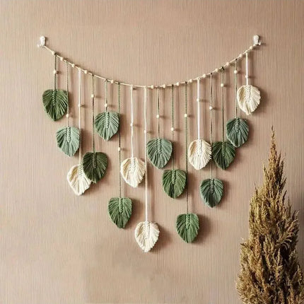Décoration murale à feuilles en macramé bohème au-dessus d'un canapé