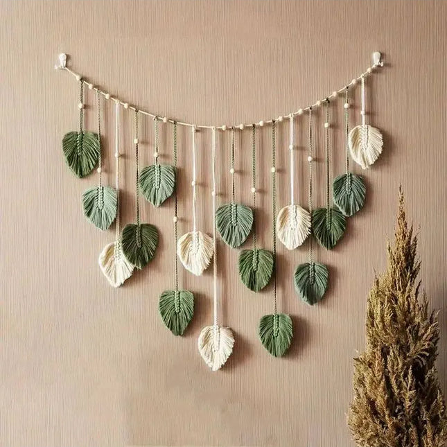 Décoration murale à feuilles en macramé bohème au-dessus d'un canapé