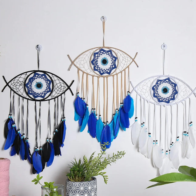 Décoration murale œil bleu en macramé bohème sur un mur de salon
