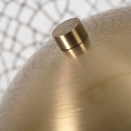 Détail du bouton de fixation en métal doré au sommet du dôme du lampadaire Toulouse