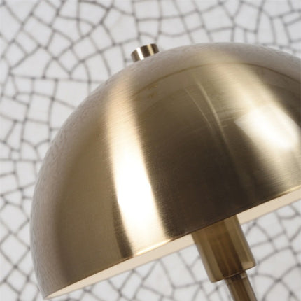 Vue rapprochée du dôme doré et du bouton de fixation en métal du lampadaire Toulouse