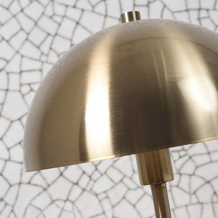 Gros plan sur le dôme en métal doré brossé du lampadaire Toulouse, finition soignée