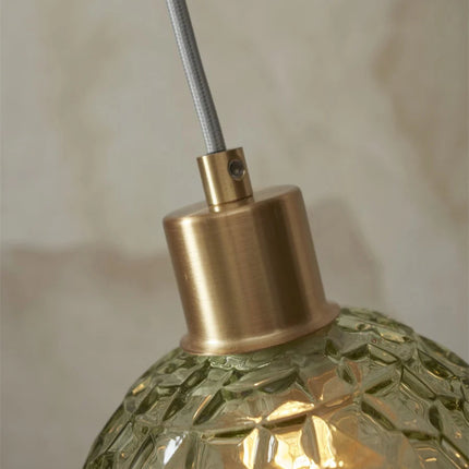 Détail de la monture en laiton doré brossé de la suspension Venice verre vert