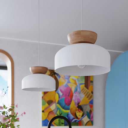 Gros plan sur deux suspensions Douceur Bois blanc, dôme en acier blanc et cabochon en bois naturel.