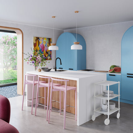 Suspensions Douceur Bois blanc au-dessus d'un îlot de cuisine, lumière douce dans un intérieur coloré.