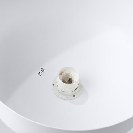 Suspension Douceur Bois blanc, gros plan sur le dôme en acier blanc et le cabochon en bois naturel.