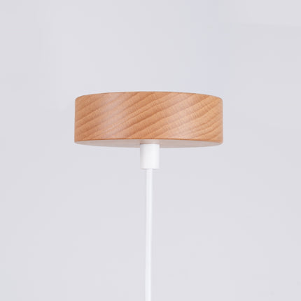 Suspension Douceur Bois blanc, détail du dôme en acier blanc et du cabochon en bois naturel.