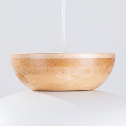 Suspension Douceur Bois blanc, vue rapprochée du dôme en acier blanc et du cabochon en bois naturel.