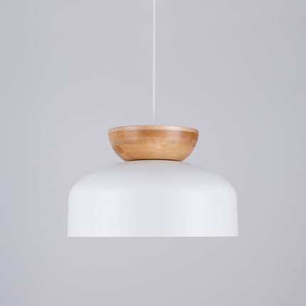 Suspension Douceur Bois blanc, vue rapprochée sur l'acier blanc mat et le cabochon en bois naturel.
