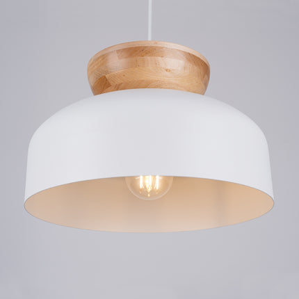 Suspension Douceur Bois blanc, détail du contraste entre le dôme blanc et le bois naturel.
