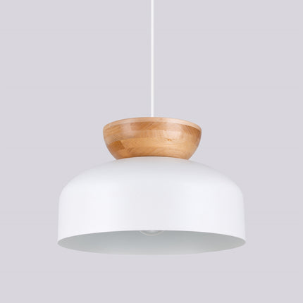 Suspension Douceur Bois blanc, gros plan supplémentaire sur le dôme et le cabochon en bois naturel.