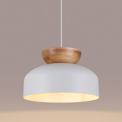Suspension Douceur Bois blanc, vue de détail du dôme en acier blanc et du bois naturel.