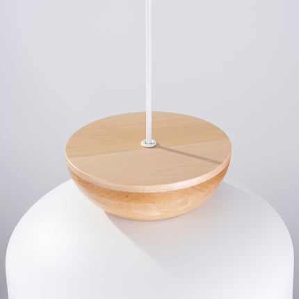 Suspension Douceur Bois blanc, dernier détail du dôme en acier blanc et du cabochon en bois naturel.
