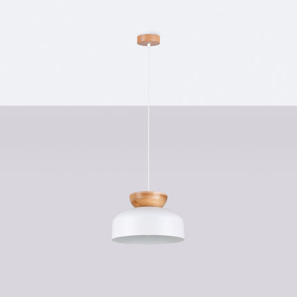Suspension Douceur Bois blanc vue de profil, silhouette en dôme surmontée d'un cabochon en bois naturel.
